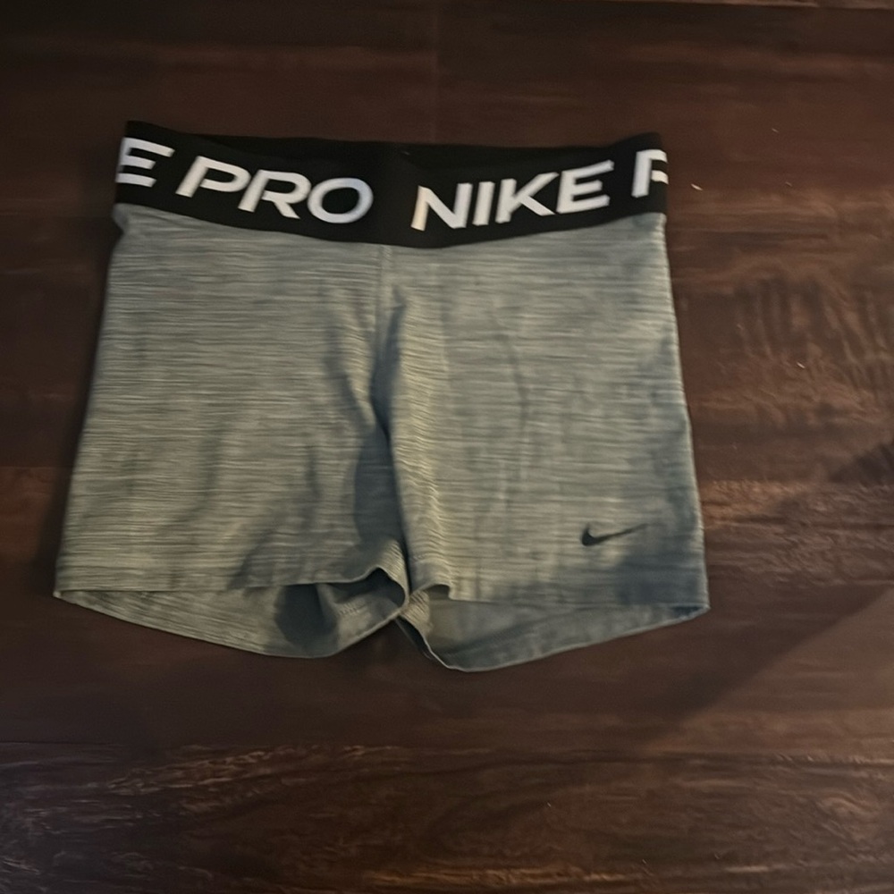 NIKE PRO GRAY SIZE SMALL BARELY USED